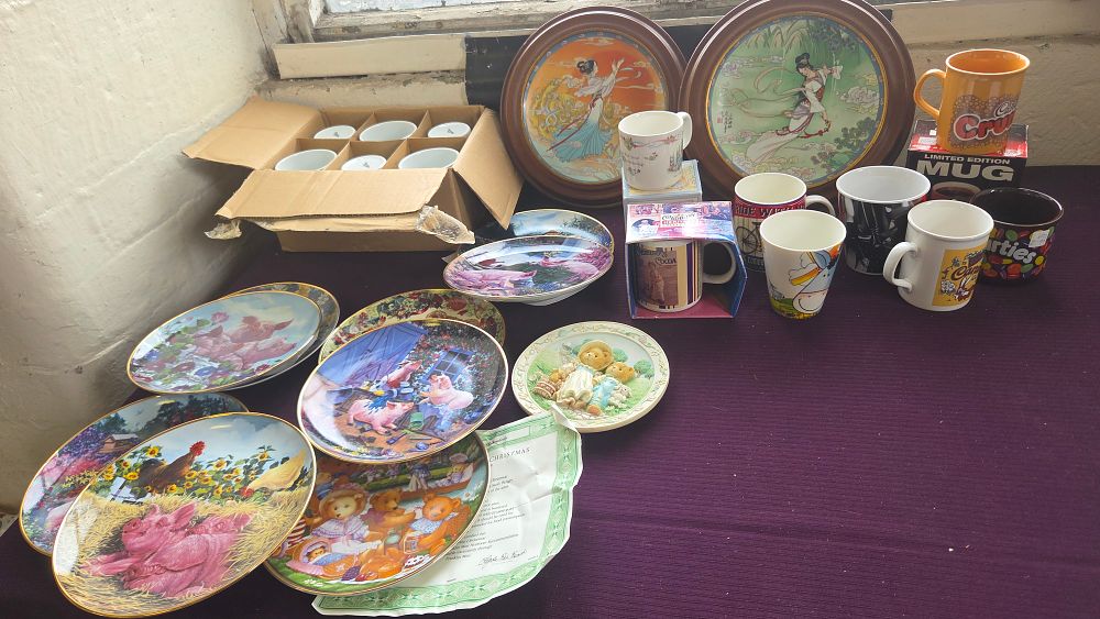 Lot 183 – A Collection of Ceramics Including Danbury Mint Pigs in Bloom Plates and Branded Mugs