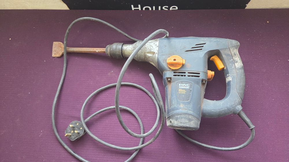Lot 189 – Mac Allister COD1500WRH 1500W Rotary Hammer Drill powers on