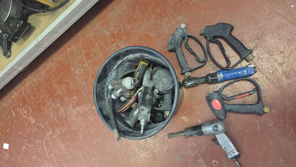 Lot 204 – A Collection of Professional Pneumatic Workshop Tools and Pressure Washer Accessories