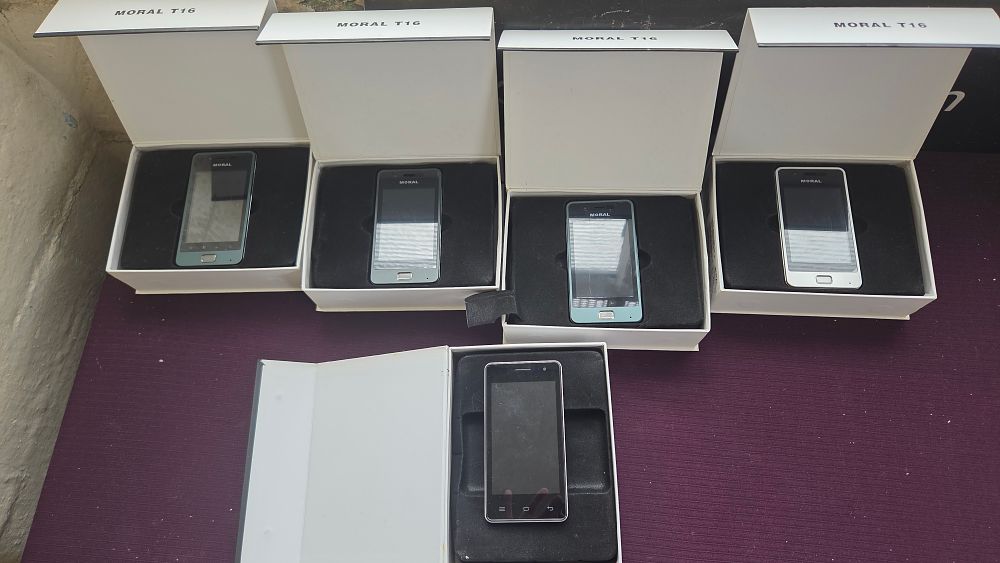 Lot 234 – A Collection of Five Smartphones including Moral T16 Models