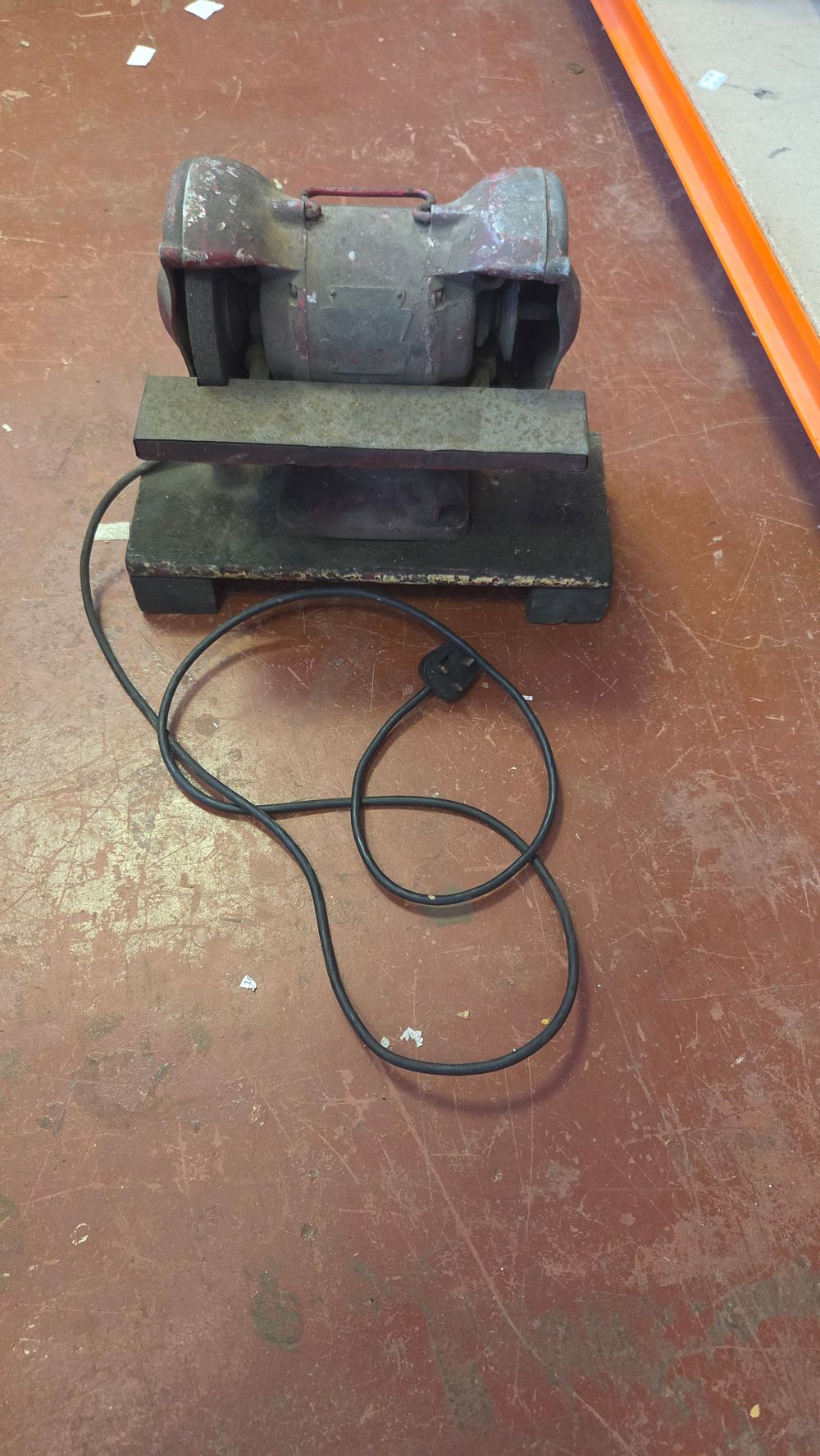 Lot 269 – Vintage Industrial Cast Iron Double-Ended Bench Grinder