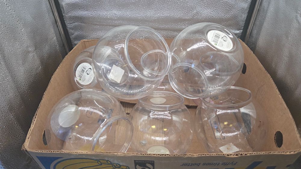 Lot 277 – An Assortment of Clear Plastic Spherical Fish Bowls