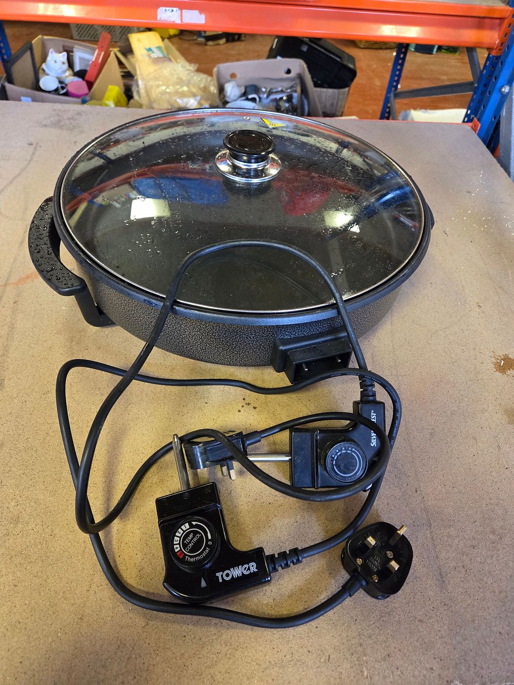 Lot 302 – A Round Non-stick Electric Multicooker with Glass Lid and Two Thermostat Control Leads