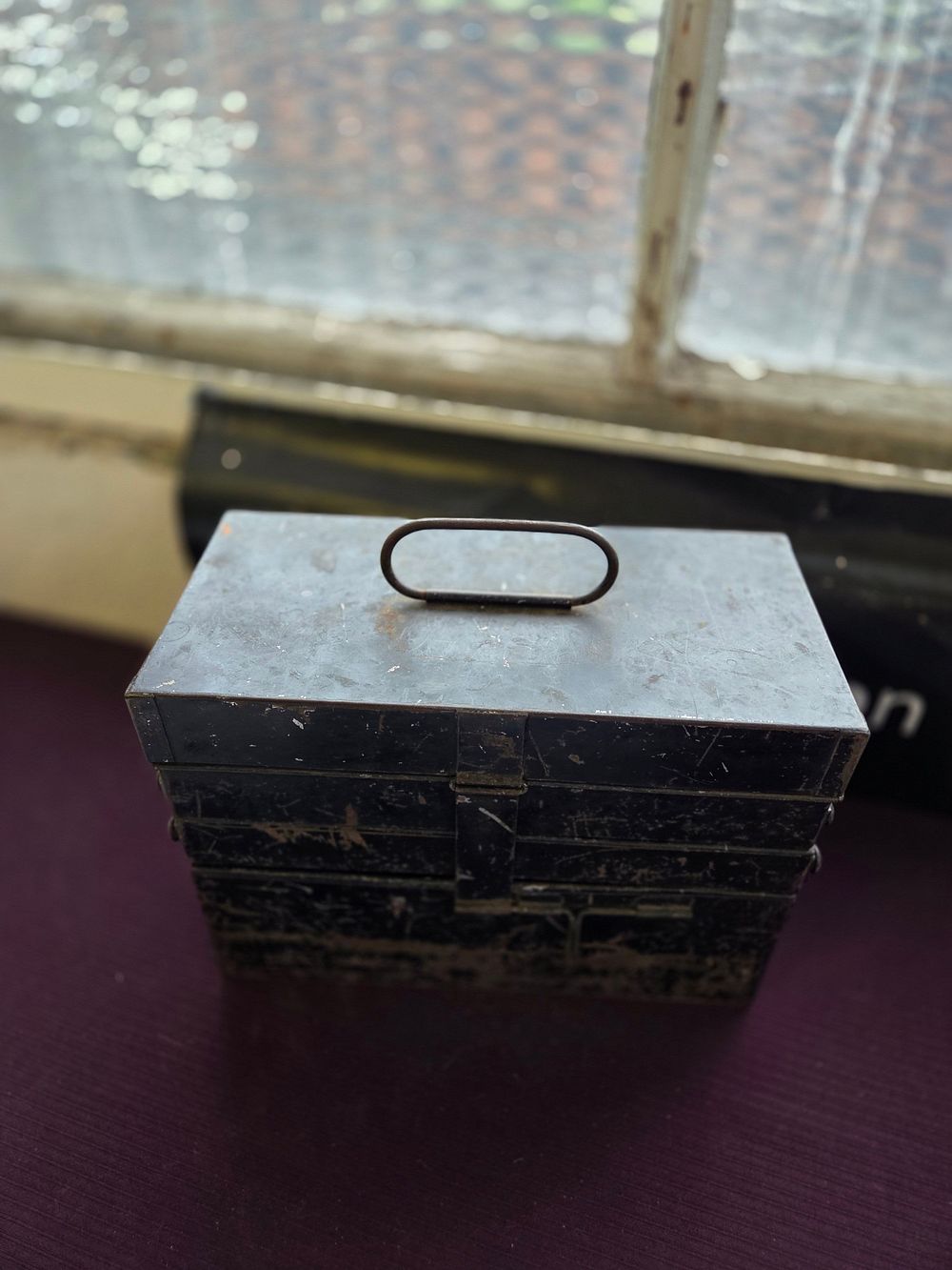 Lot 335 – A Vintage Metal Cantilever Hobbyist’s Box and Contents