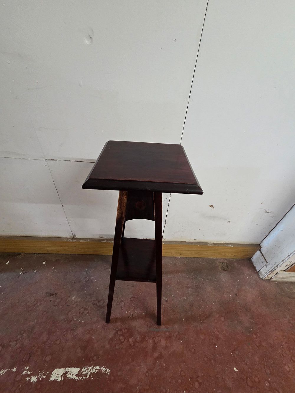 Lot 343 – An Edwardian Arts and Crafts Style Dark Stained Hardwood Plant Stand