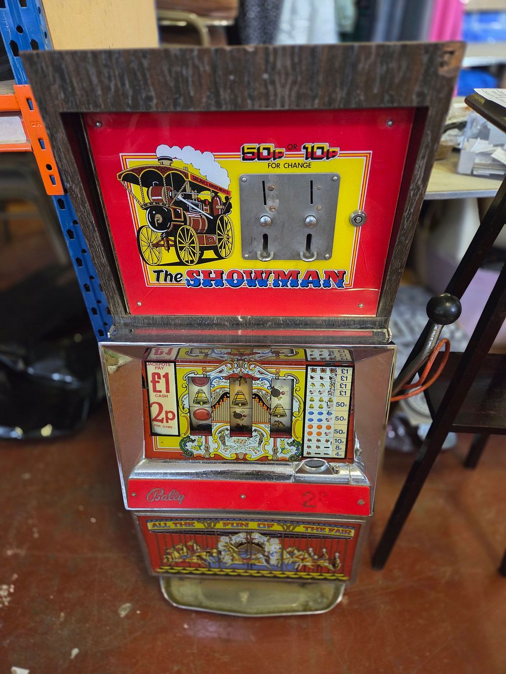 Lot 357 – Vintage Bally Mechanical Three Reel Slot Machine and Change Giver The Showman in working order. No key but machine is open