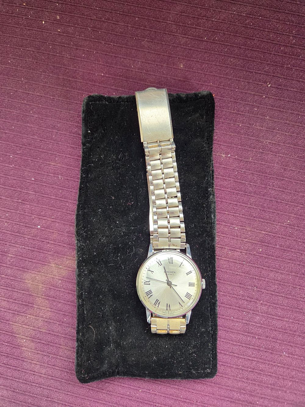 Lot 602 – A vintage Sekonda 17 jewels mechanical manual wind wristwatch
