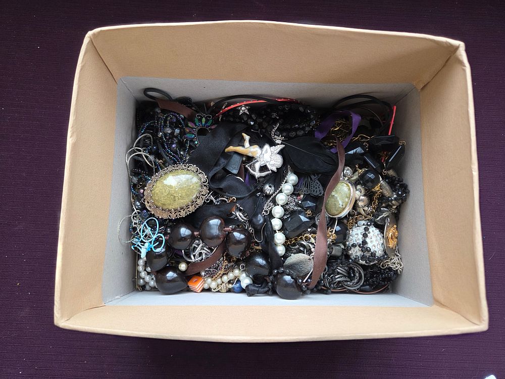 Lot 605 – An Assortment of Vintage and Contemporary Costume Jewellery
