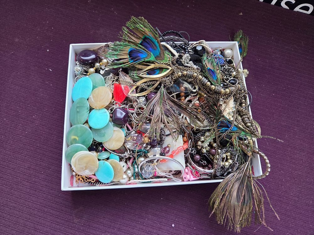 Lot 607 – An Assortment of Vintage and Contemporary Costume Jewellery