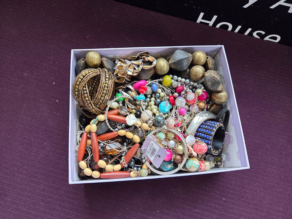 Lot 608 – A Collection of Assorted Contemporary and Vintage Costume Jewellery