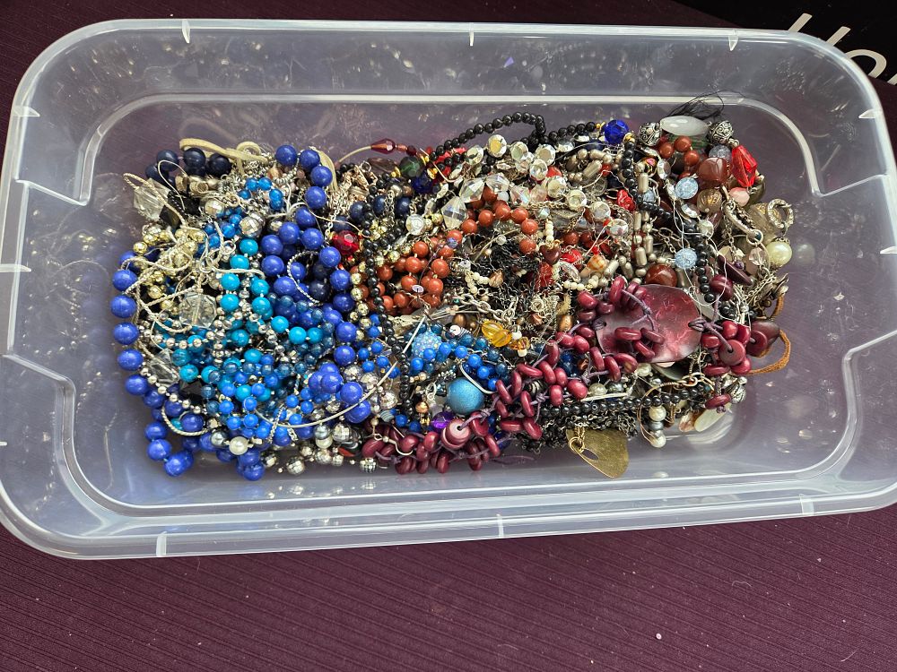 Lot 609 – An Assortment of Vintage and Contemporary Costume Jewellery