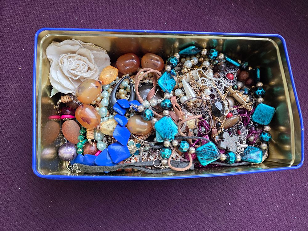Lot 610 – An Assortment of Costume Jewellery and Accessories in a Metal Tin