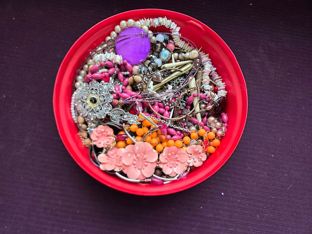 Lot 611 – An Assortment of Vintage and Modern Costume Jewellery