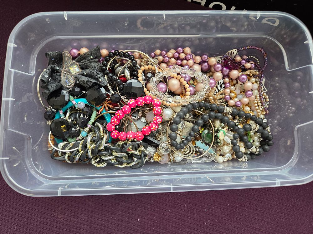 Lot 613 – A Collection of Assorted Vintage and Modern Costume Jewellery