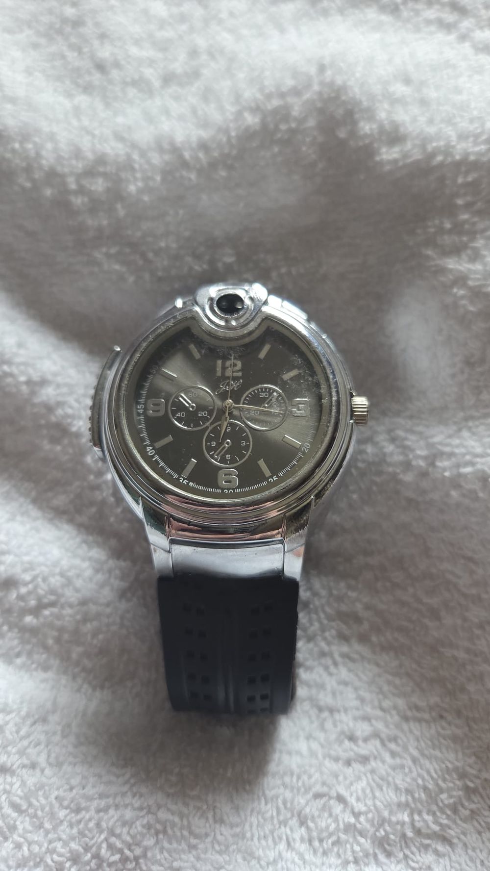 Lot 634 – A JiaHeng novelty quartz wristwatch with integrated butane lighter in working order