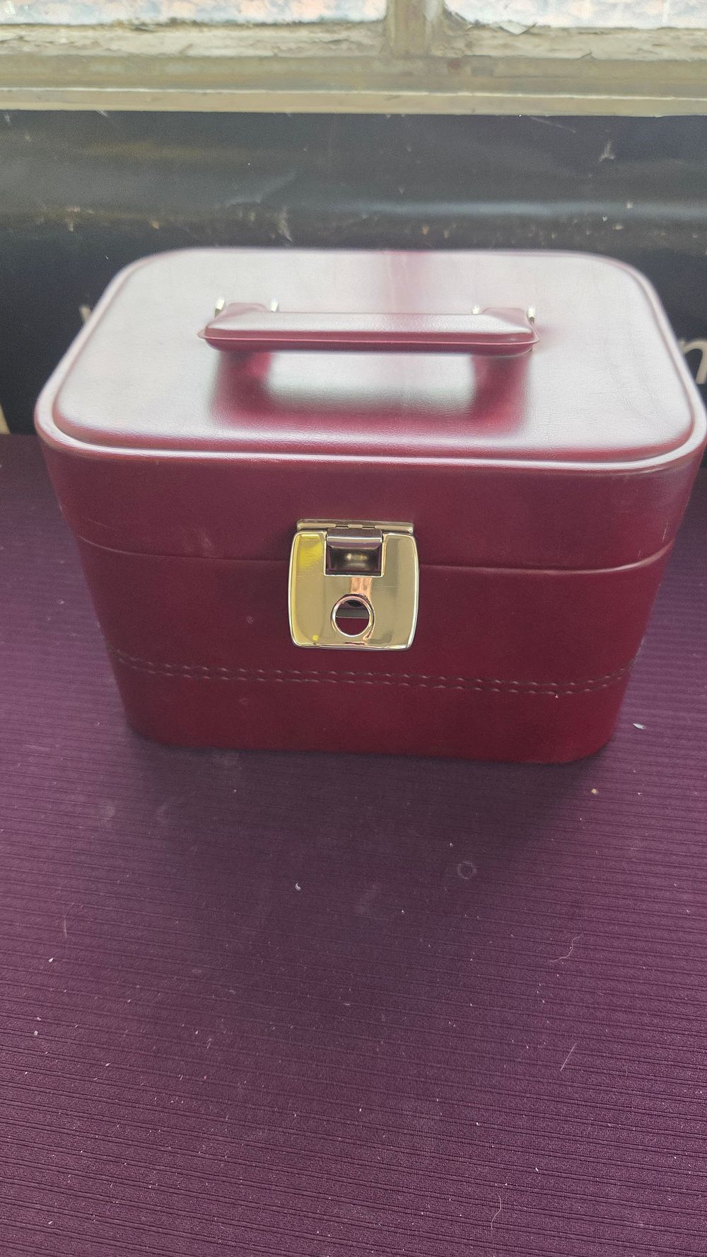 Lot 169 – A Vintage Burgundy Faux Leather Vanity Train Case