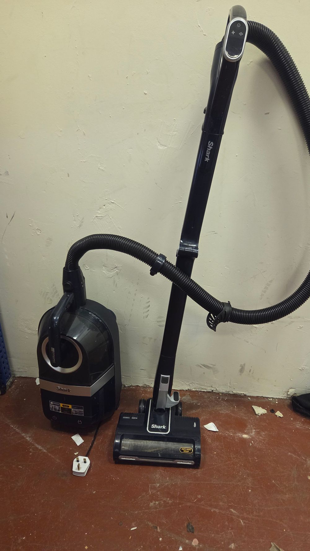 Lot 175 – Shark Bagless Cylinder Vacuum Cleaner with Dynamic Technology and Flexology working order