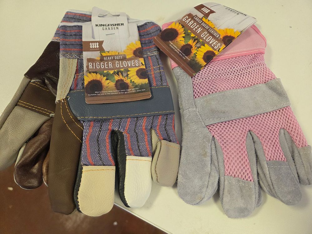 Lot 245 – Two Pairs of Kingfisher Garden Work and Gardening Gloves
