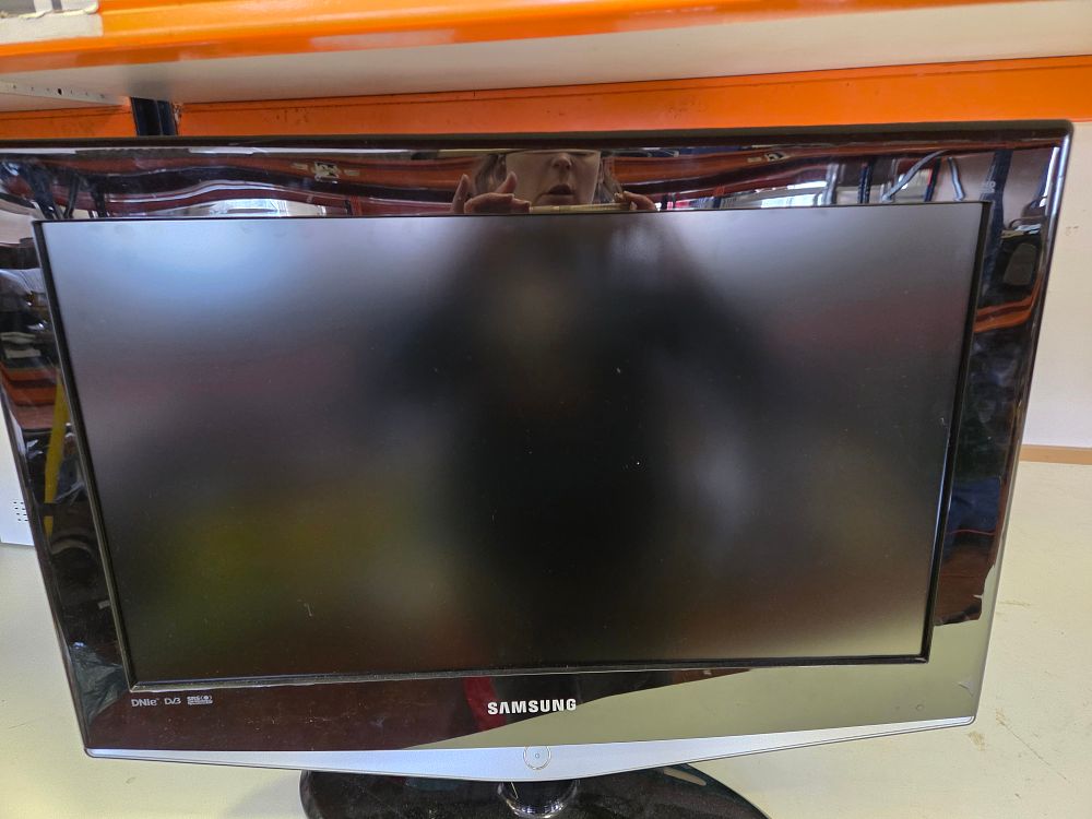 Lot 273 – Samsung LE26R74BD 26 Inch HD Ready LCD Television
