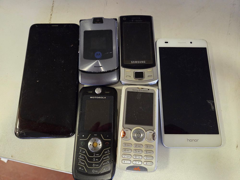 Lot 282 – A Group of Assorted Mobile Phones and Smartphones including Motorola, Samsung, and Sony Ericsson Models
