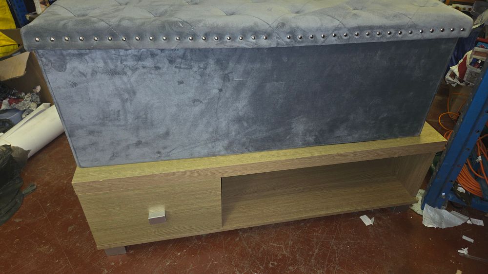 Lot 286 – A Modern Upholstered Storage Ottoman and a Contemporary Oak-Effect Lowboard
