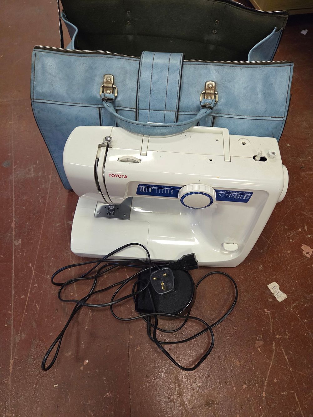 Lot 288 – A Toyota RS 2000 Series Sewing Machine with Foot Pedal and Carrying Bag