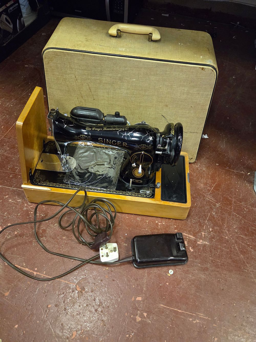 Lot 294 – A Singer Model 99K Portable Electric Sewing Machine