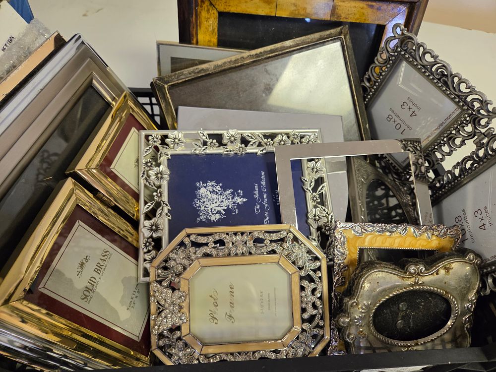 Lot 305 – An Assortment of Decorative Metal and Mixed Media Photo Frames