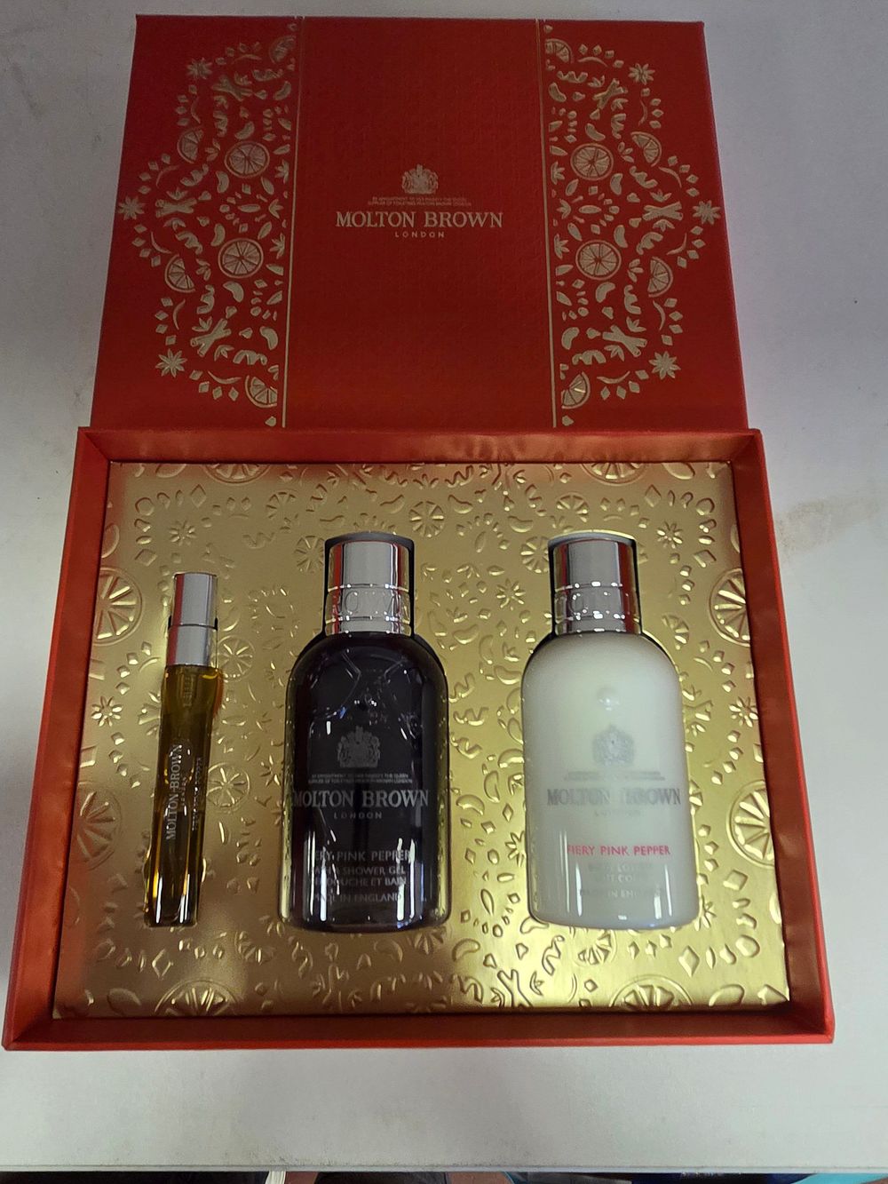 Lot 322 – A Molton Brown Fiery Pink Pepper Travel Gift Set