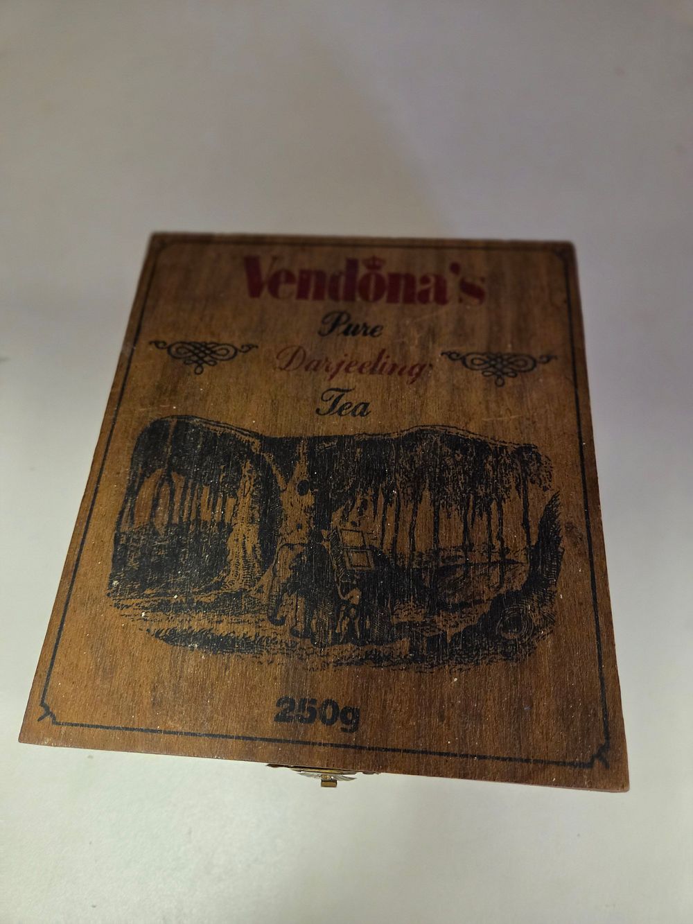 Lot 330 – Vintage Vendona’s Wooden Pure Darjeeling Tea Presentation Box