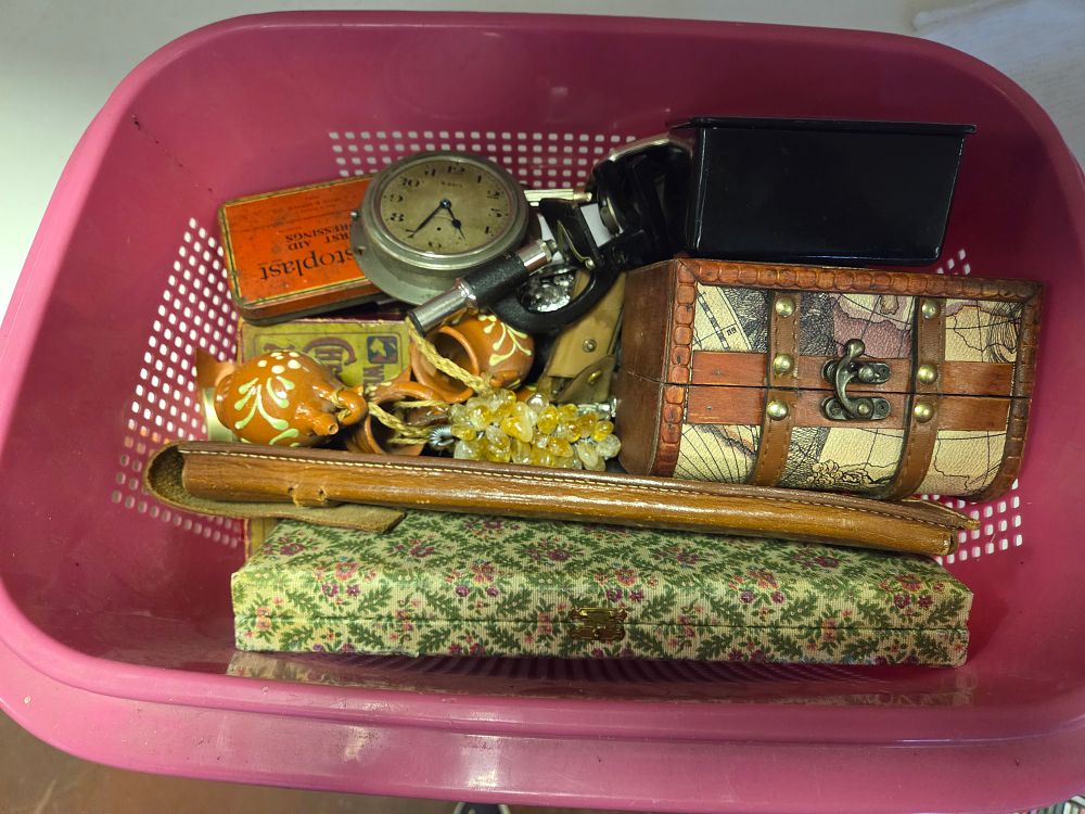 Lot 334 – An Assortment of Vintage Collectables and Decorative Items