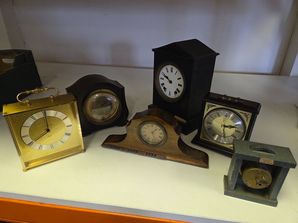 Lot 335 – An Assortment of Vintage and Modern Mantel and Desk Clocks