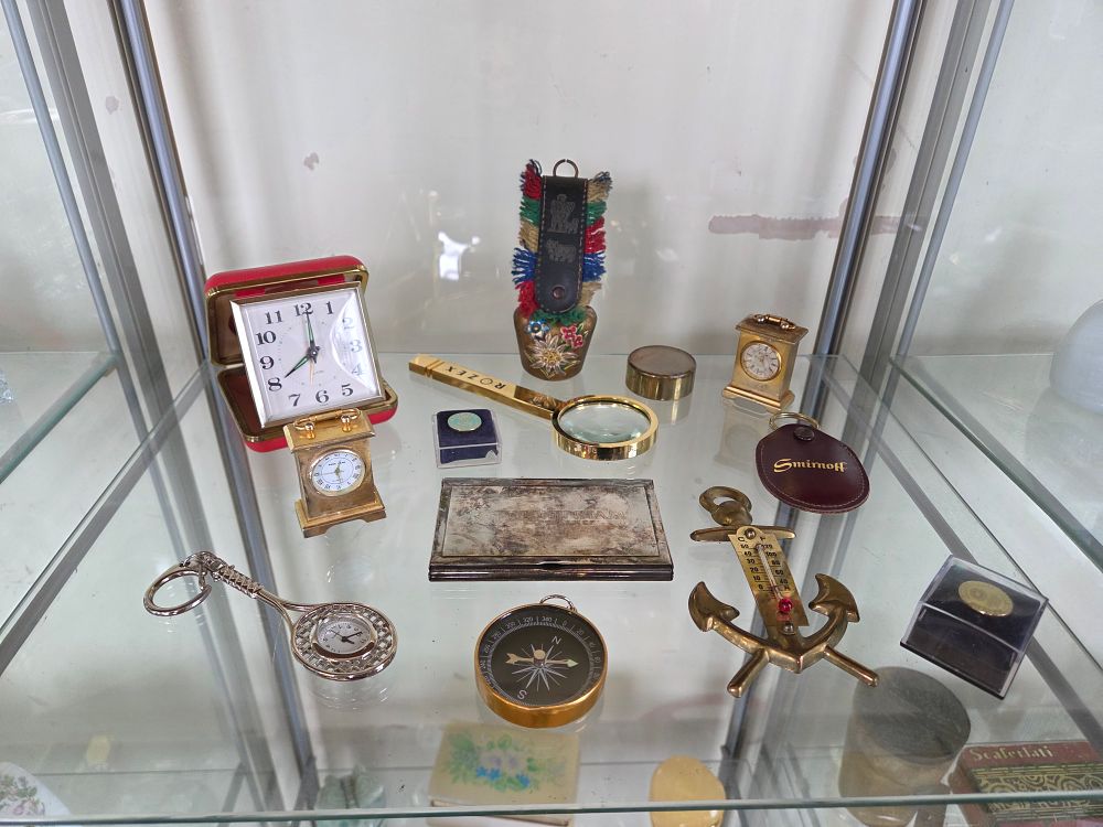 Lot 610 – An Assortment of Vintage Small Collectables including Horological and Advertising Curios