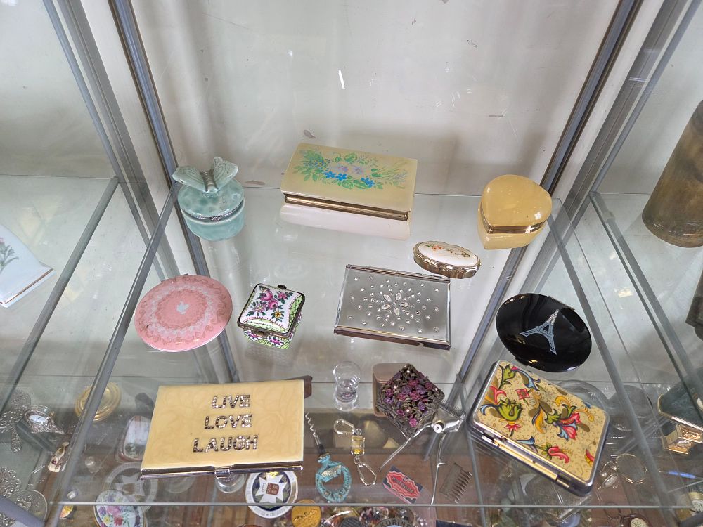 Lot 611 – A Collection of Vintage Vanity Cases, Trinket Boxes, and Accessories