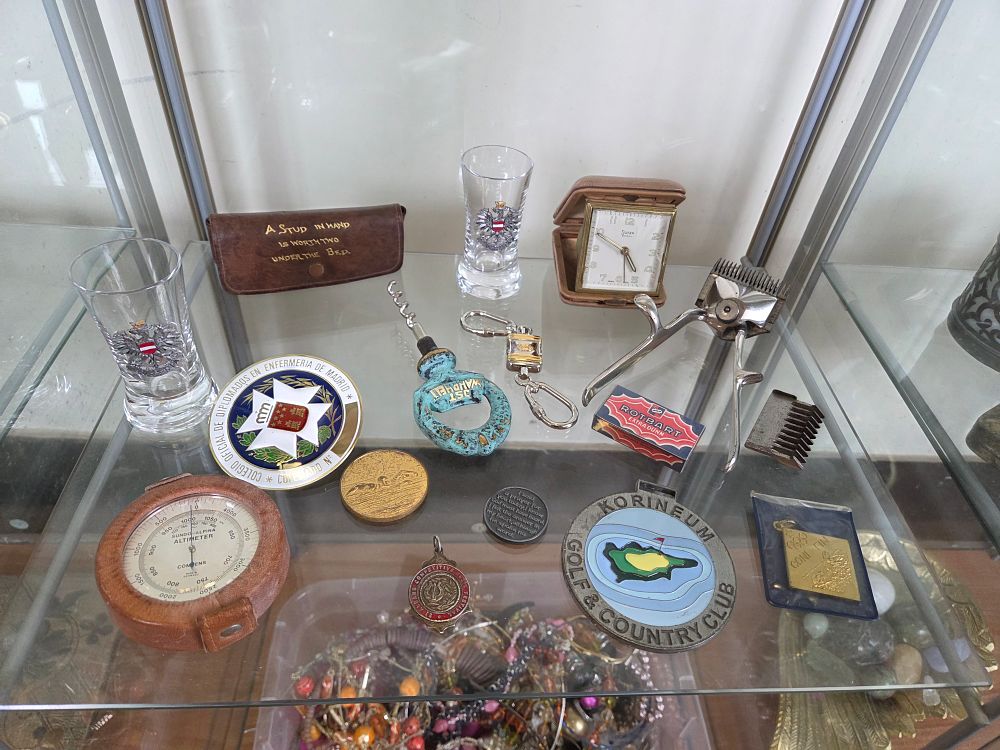 Lot 612 – An Assortment of Vintage Collectibles, Horological Items, and Commemorative Objects