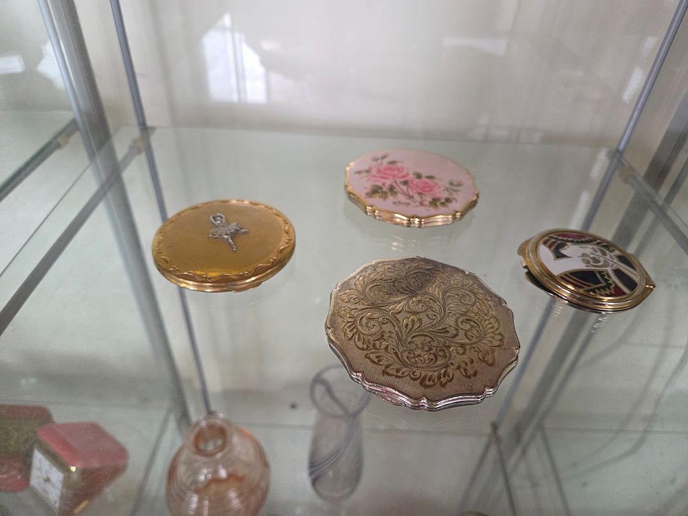 Lot 617 – A Collection of Vintage Powder Compacts including Stratton Examples