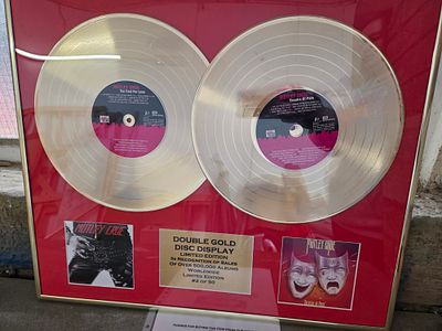 M&ouml;tley Cr&uuml;e Limited Edition Double Gold Disc Commemorative Display