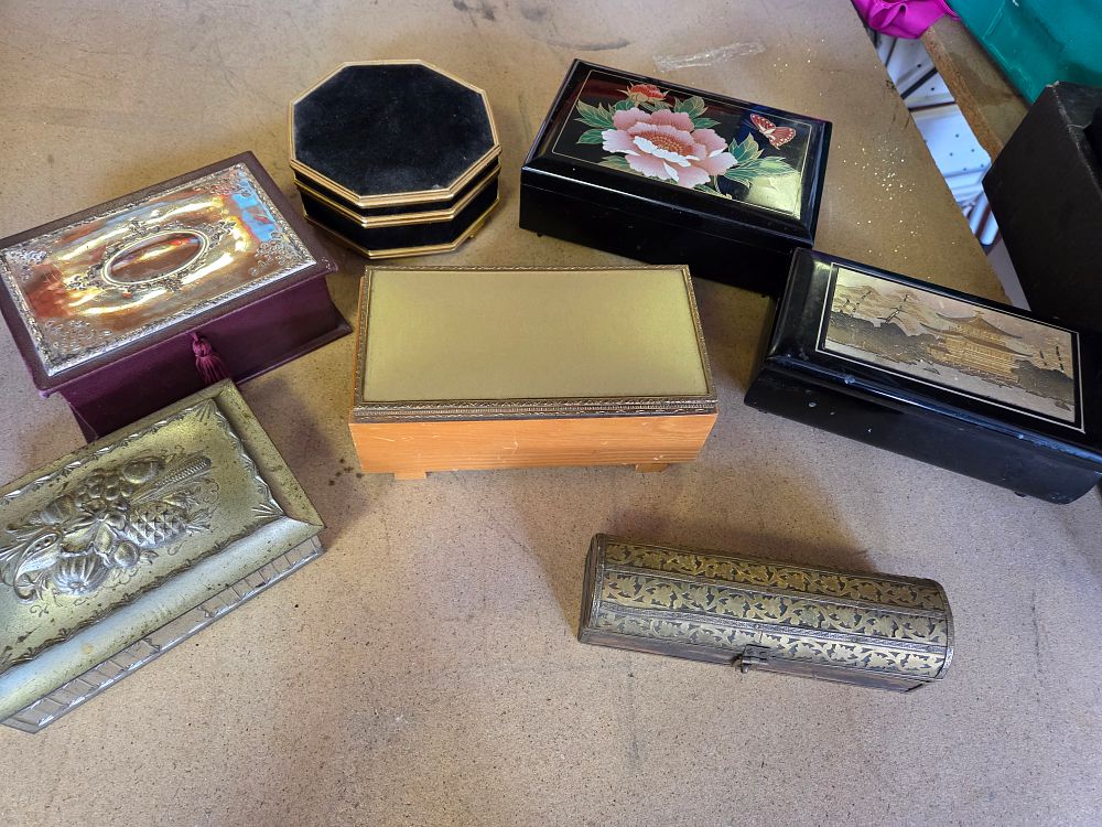 Lot 332 – A Collection of Vintage Decorative Boxes and Jewellery Caskets