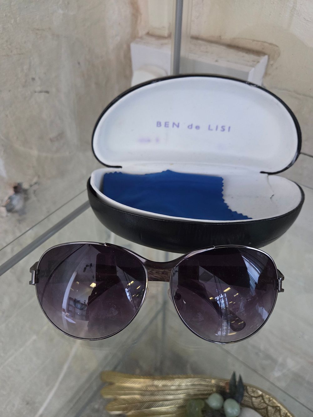 Lot 600 – A pair of Ben de Lisi wrap-around designer sunglasses and branded hard case