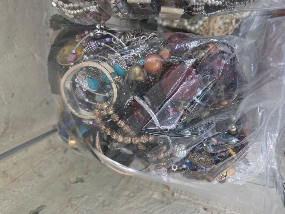 Lot 603 – An Assortment of Vintage and Contemporary Costume Jewellery