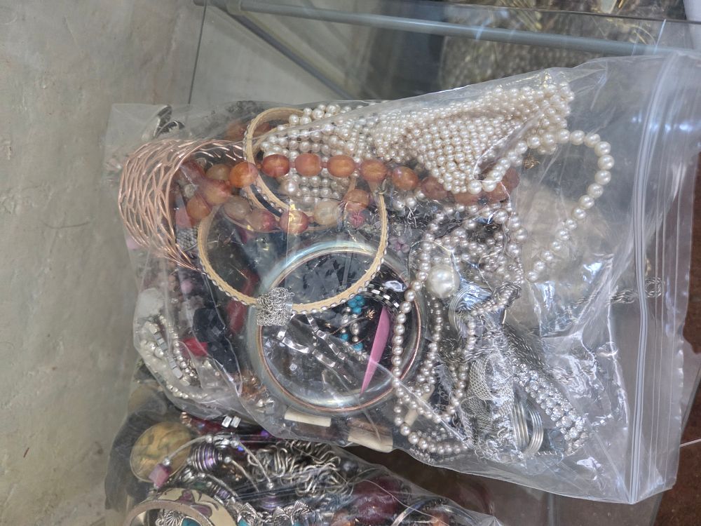 Lot 604 – An Assortment of Costume Jewellery and Accessories