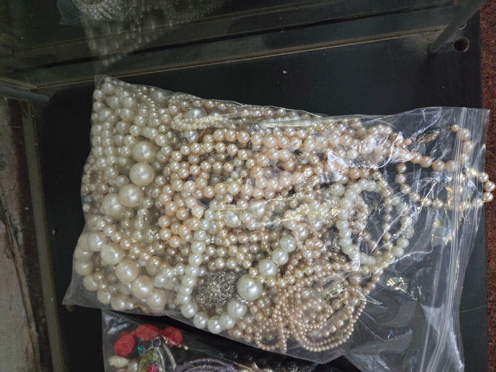 Lot 606 – A Collection of Assorted Imitation Pearl Costume Jewellery Necklaces