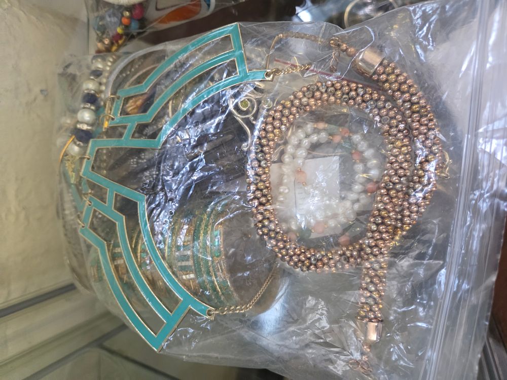 Lot 607 – A Collection of Fashion and Costume Jewellery including an Art Deco Style Bib Necklace