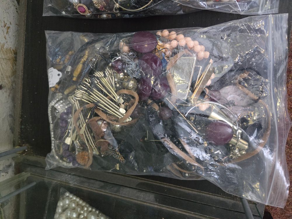 Lot 609 – An Assortment of Mixed Costume Jewellery
