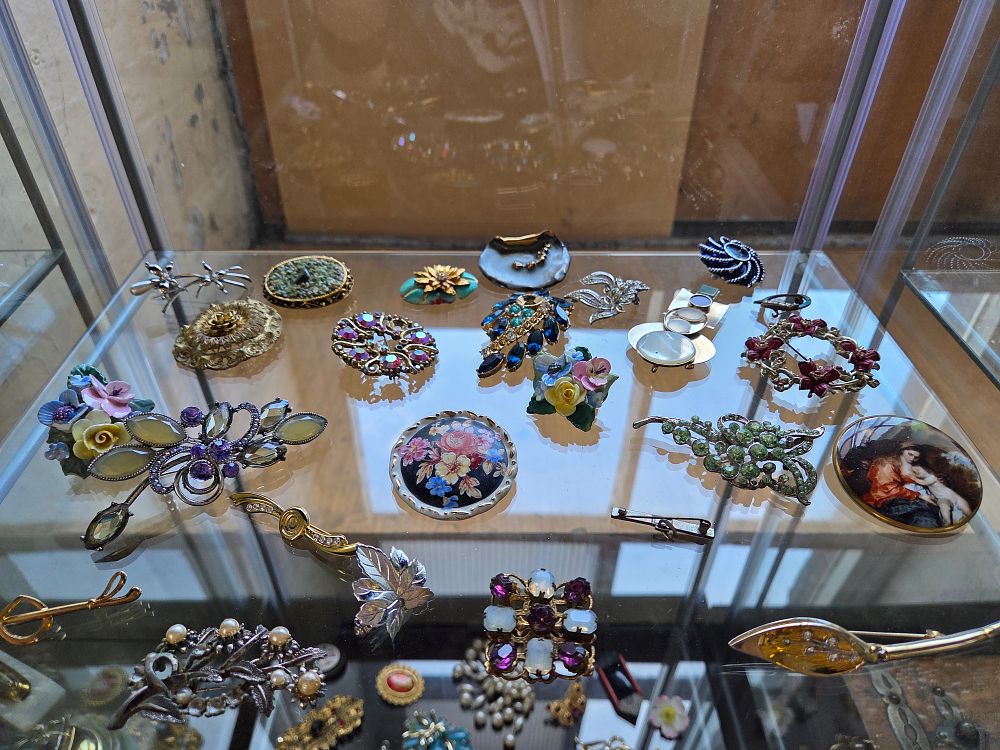 Lot 613 – A Collection of Vintage Costume Jewellery Brooches and Pins
