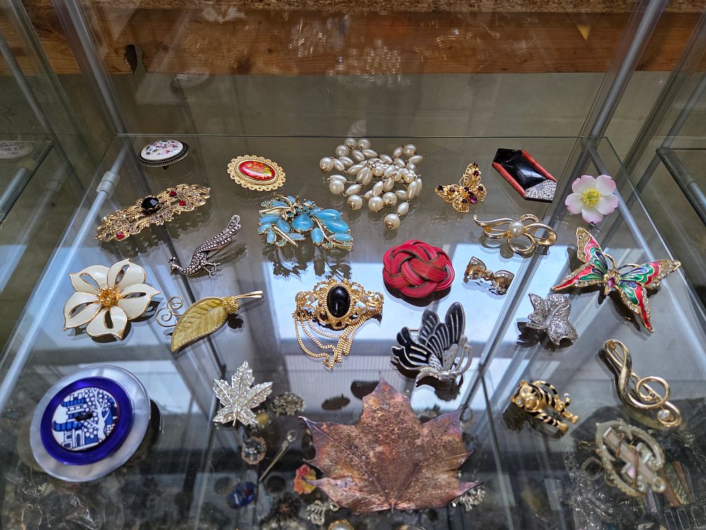 Lot 614 – An Assortment of Vintage and Costume Jewellery Brooches and Pins