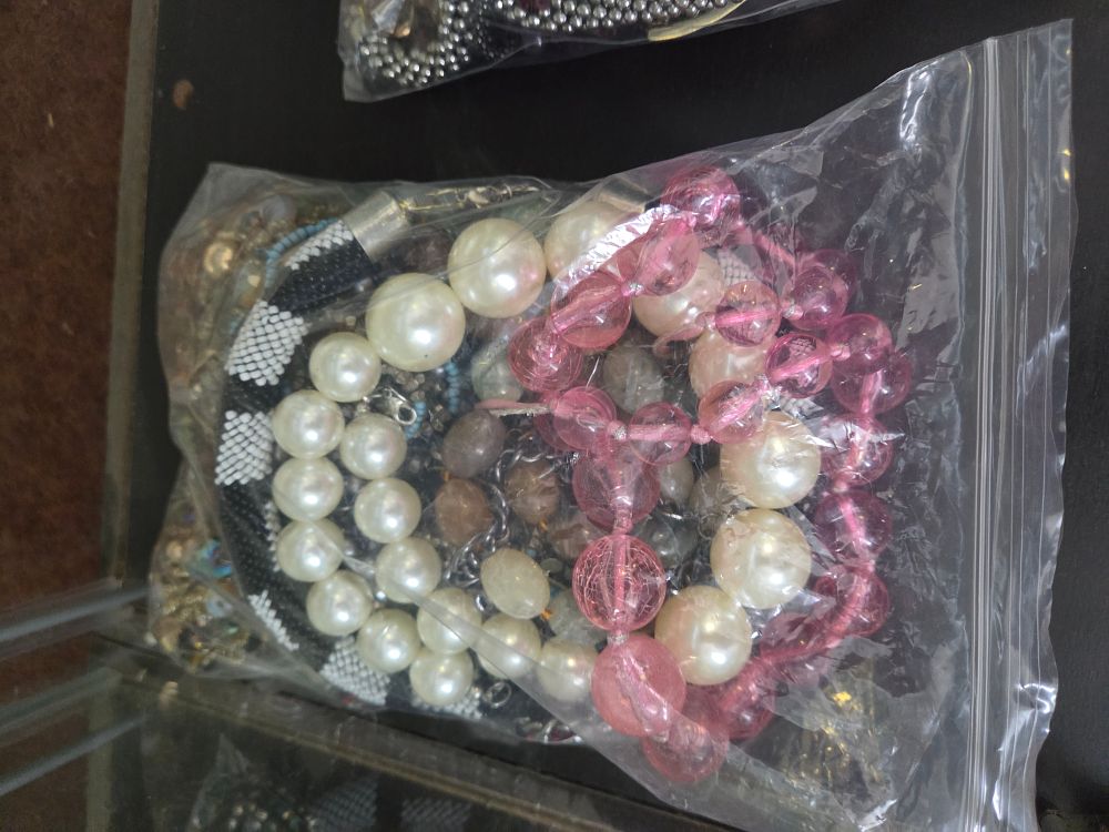 Lot 616 – An Assortment of 20th-Century Costume Jewellery