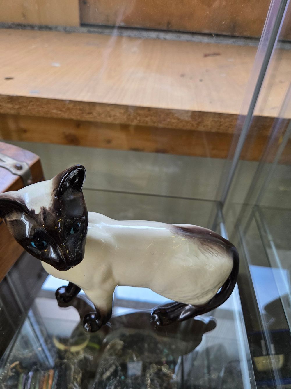 Lot 621 – Beswick Model 1558 Siamese Cat Figurine