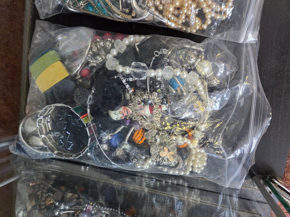Lot 624 – An Assortment of Vintage and Modern Costume Jewellery