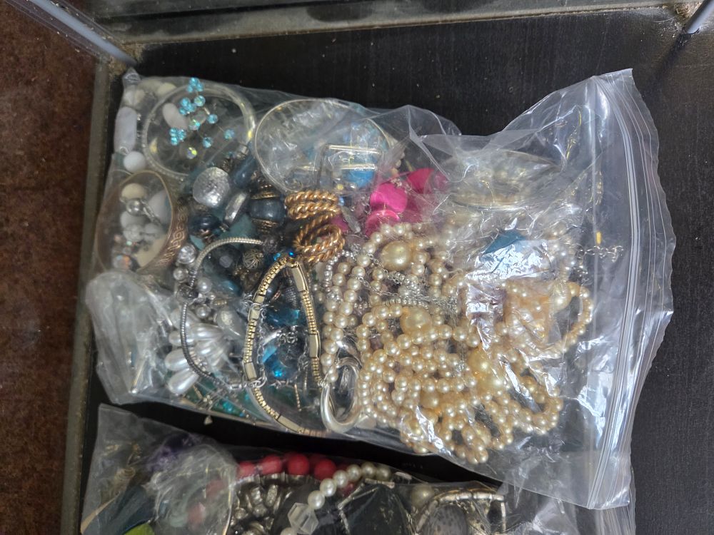 Lot 625 – A Collection of Assorted Vintage and Contemporary Costume Jewellery